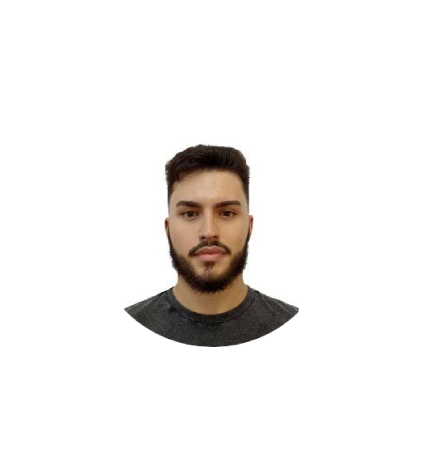 Imagem de perfil do autor, cabelo médio com topete, de pele branca, barba e usando uma camiseta escura com fundo branco